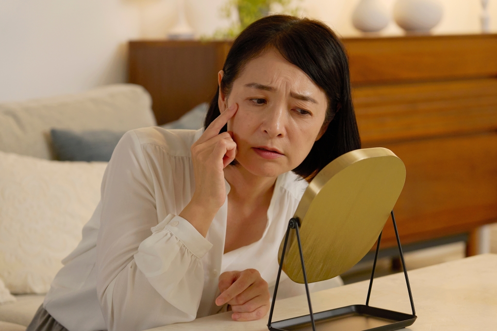 目元　悩む女性　岐阜市で眼瞼下垂治療をお考えの方へ|"目が開けにくい""疲れて見える"などのお悩みを解消する方法｜大垣美容クリニック