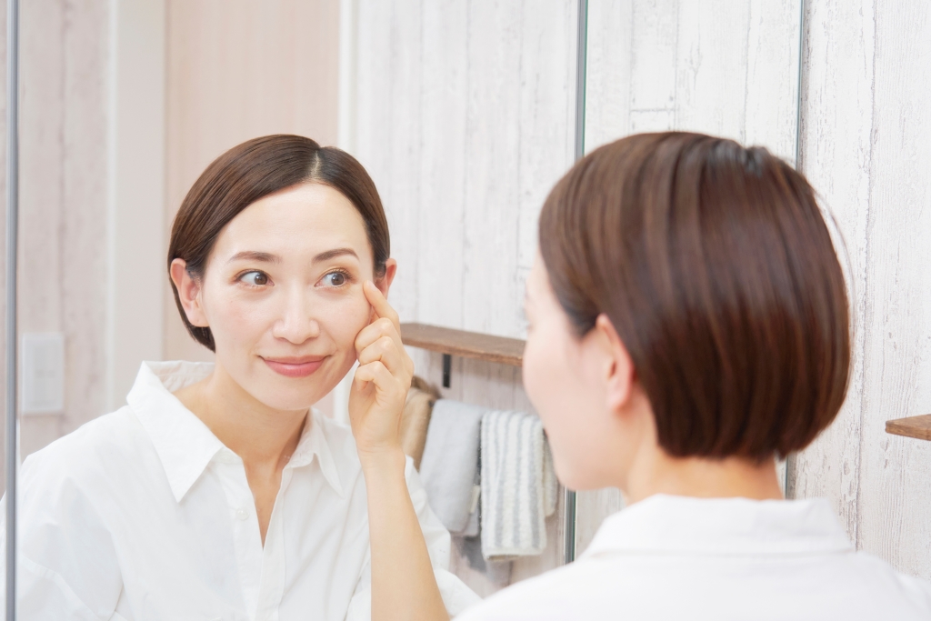 笑顔 女性 眉下切開のダウンタイムはいつまで?経過と過ごし方を岐阜・大垣美容クリニックが解説